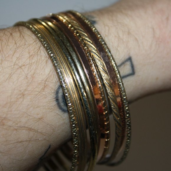 Beautiful set of gold and rose gold bangle bracelet set of 9 7" - Picture 1 of 4